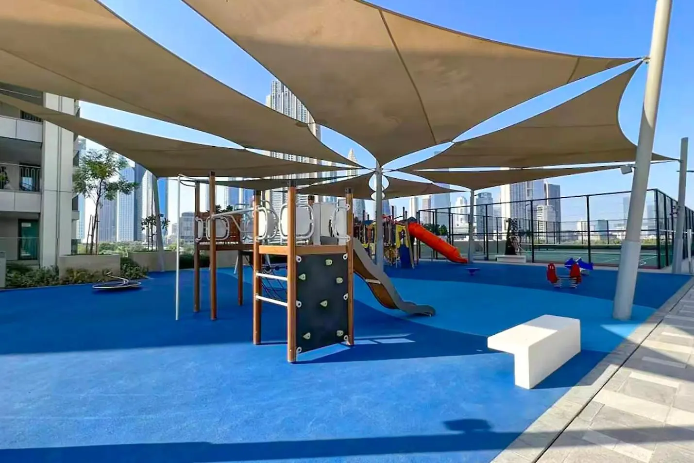 Elite 4Br Luxury Apartment, Burj Khalifa View, Opposite Dubai Mall, Infinity Pool, Mini Golf, Ps5 0*,
