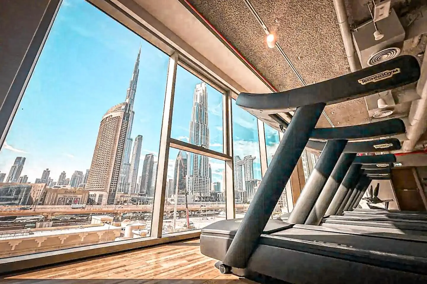 Elite 4Br Luxury Apartment, Burj Khalifa View, Opposite Dubai Mall, Infinity Pool, Mini Golf, Ps5