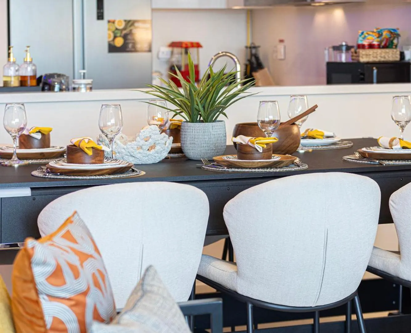 Elite 4Br Luxury Apartment, Burj Khalifa View, Opposite Dubai Mall, Infinity Pool, Mini Golf, Ps5