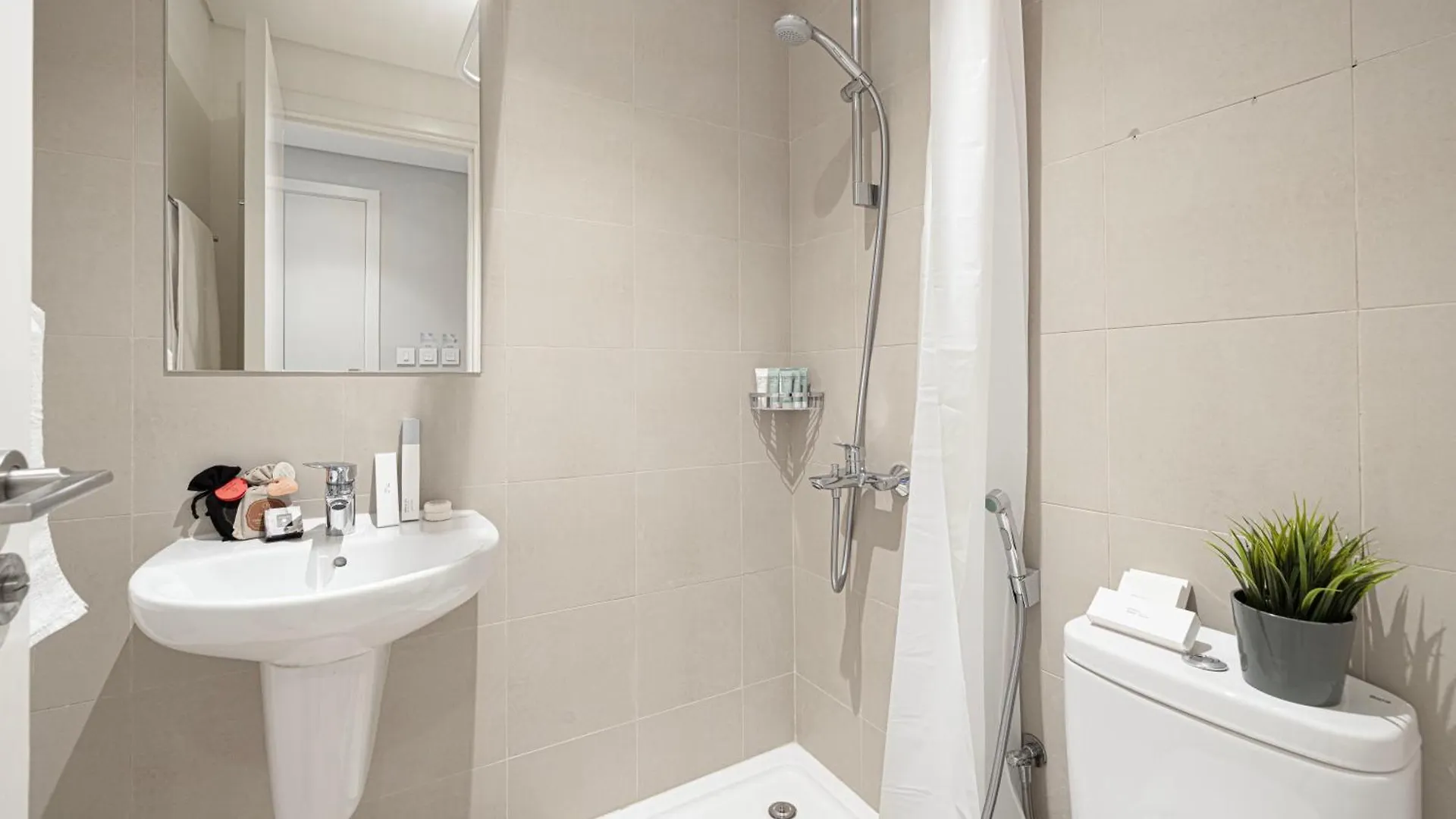 Elite 4Br Luxury Apartment, Burj Khalifa View, Opposite Dubai Mall, Infinity Pool, Mini Golf, Ps5