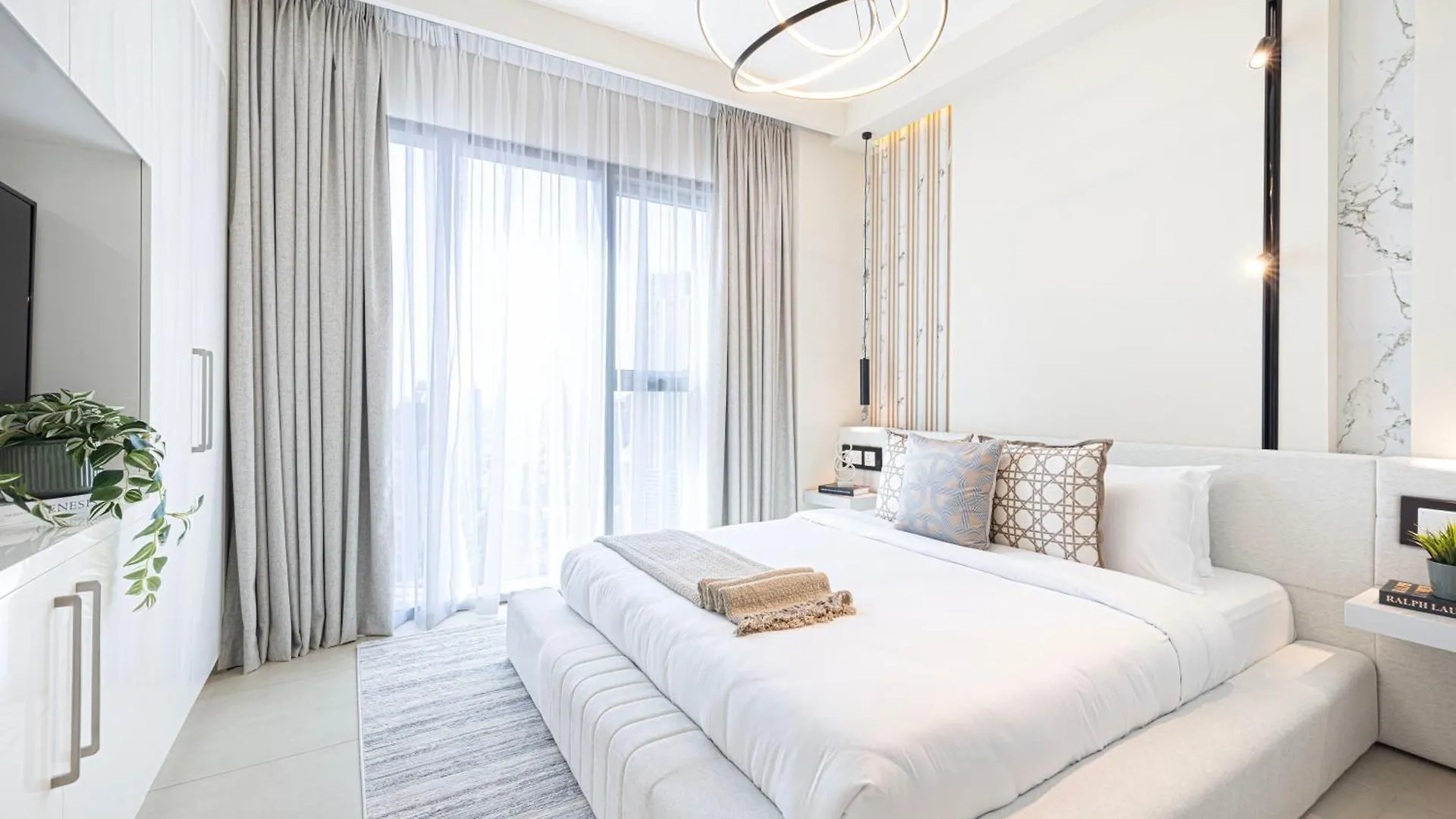 Elite 4Br Luxury Apartment, Burj Khalifa View, Opposite Dubai Mall, Infinity Pool, Mini Golf, Ps5 0*,  United Arab Emirates