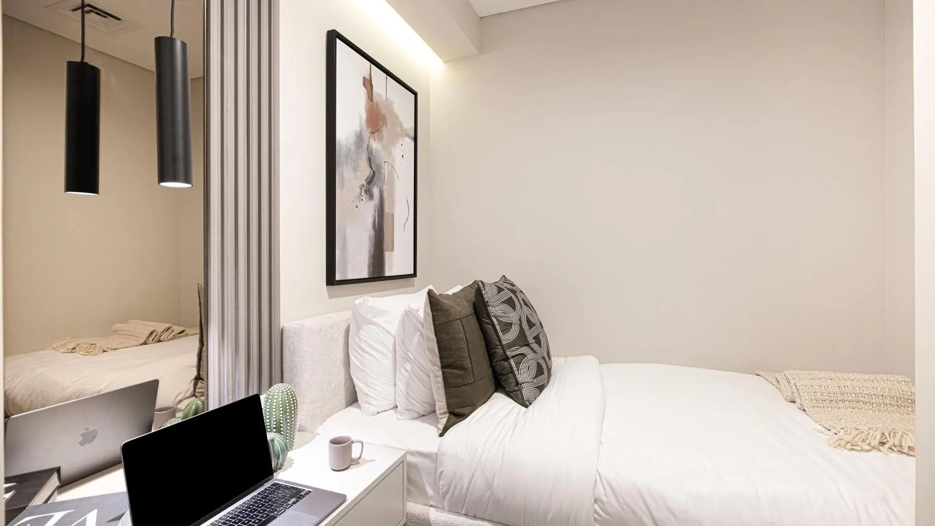 Elite 4Br Luxury Apartment, Burj Khalifa View, Opposite Dubai Mall, Infinity Pool, Mini Golf, Ps5 0*,