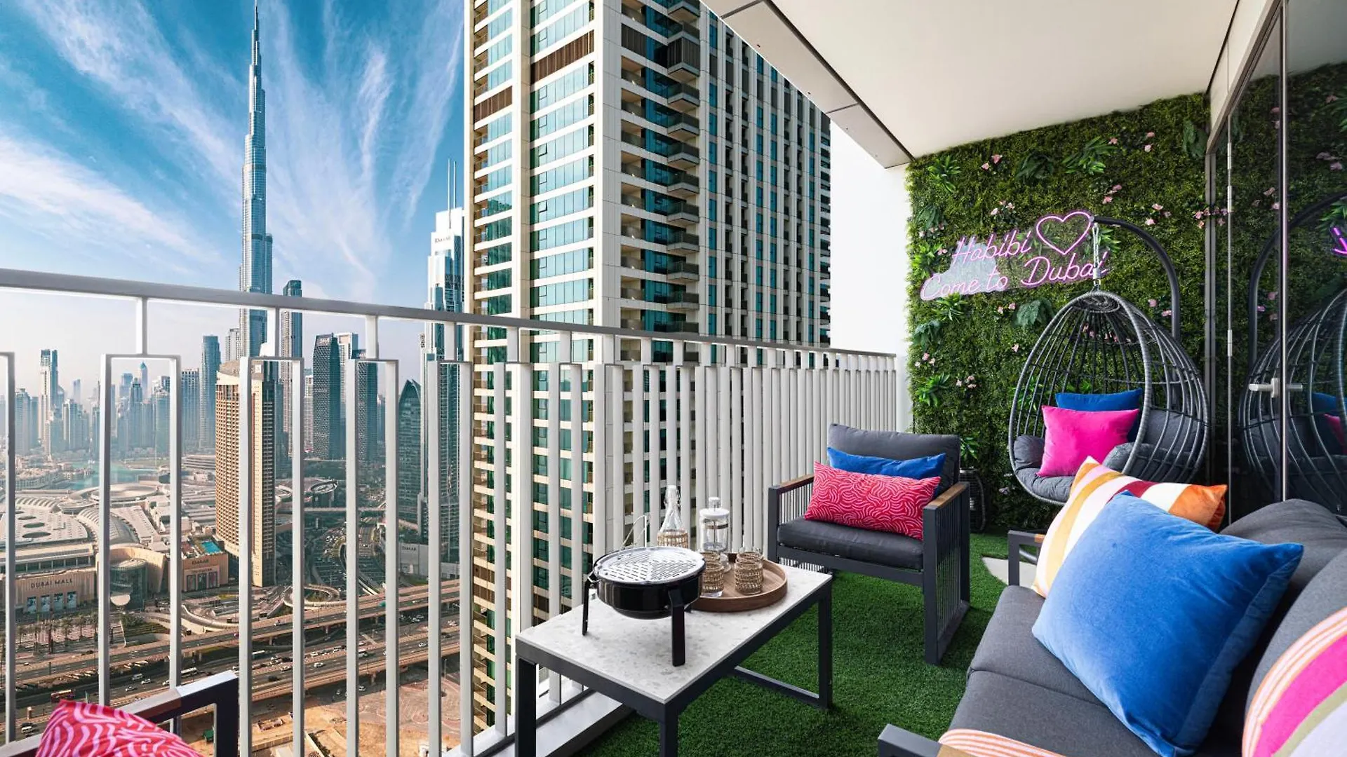 Elite 4Br Luxury Apartment, Burj Khalifa View, Opposite Dubai Mall, Infinity Pool, Mini Golf, Ps5