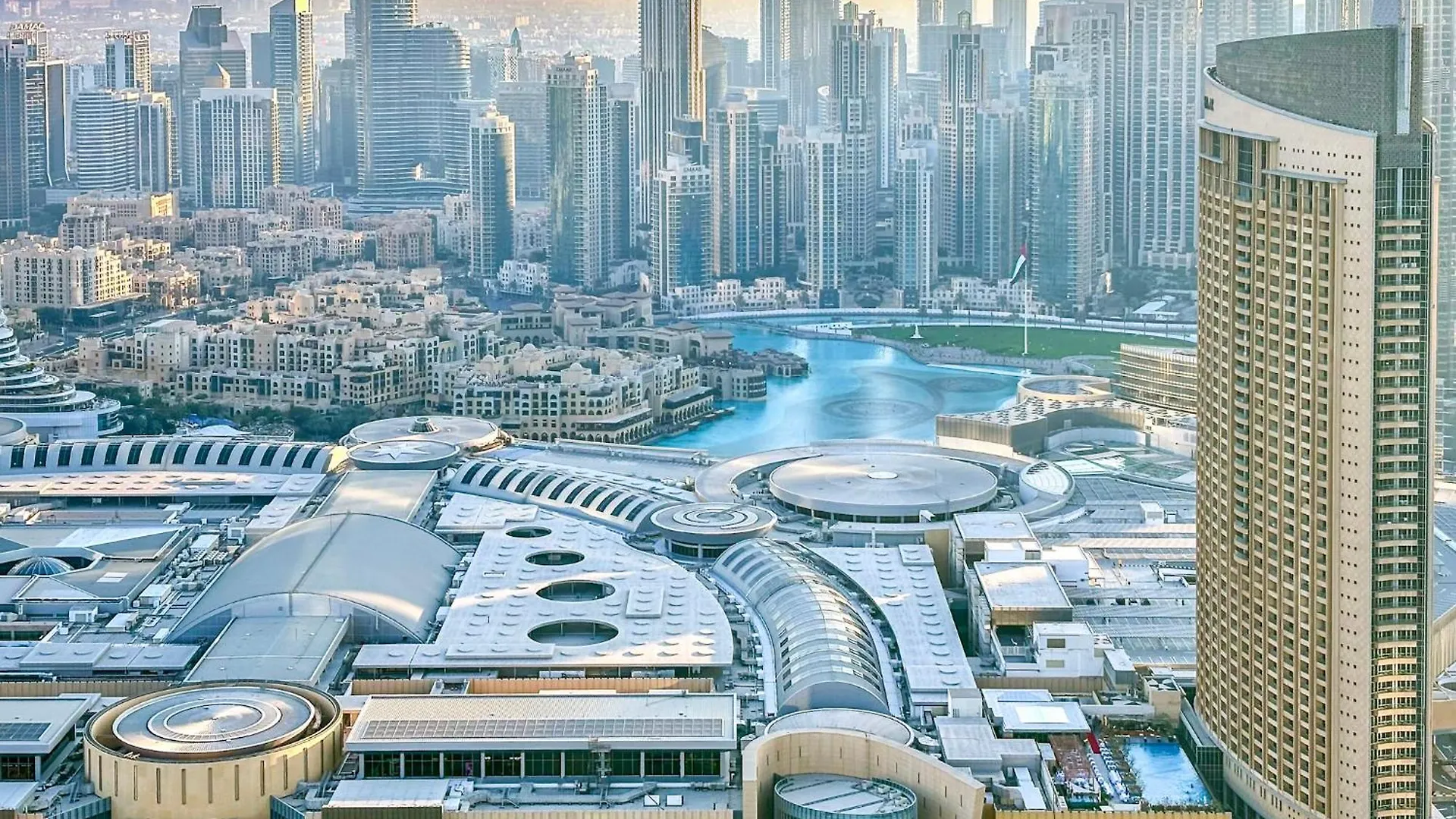 Elite 4Br Luxury Apartment, Burj Khalifa View, Opposite Dubai Mall, Infinity Pool, Mini Golf, Ps5