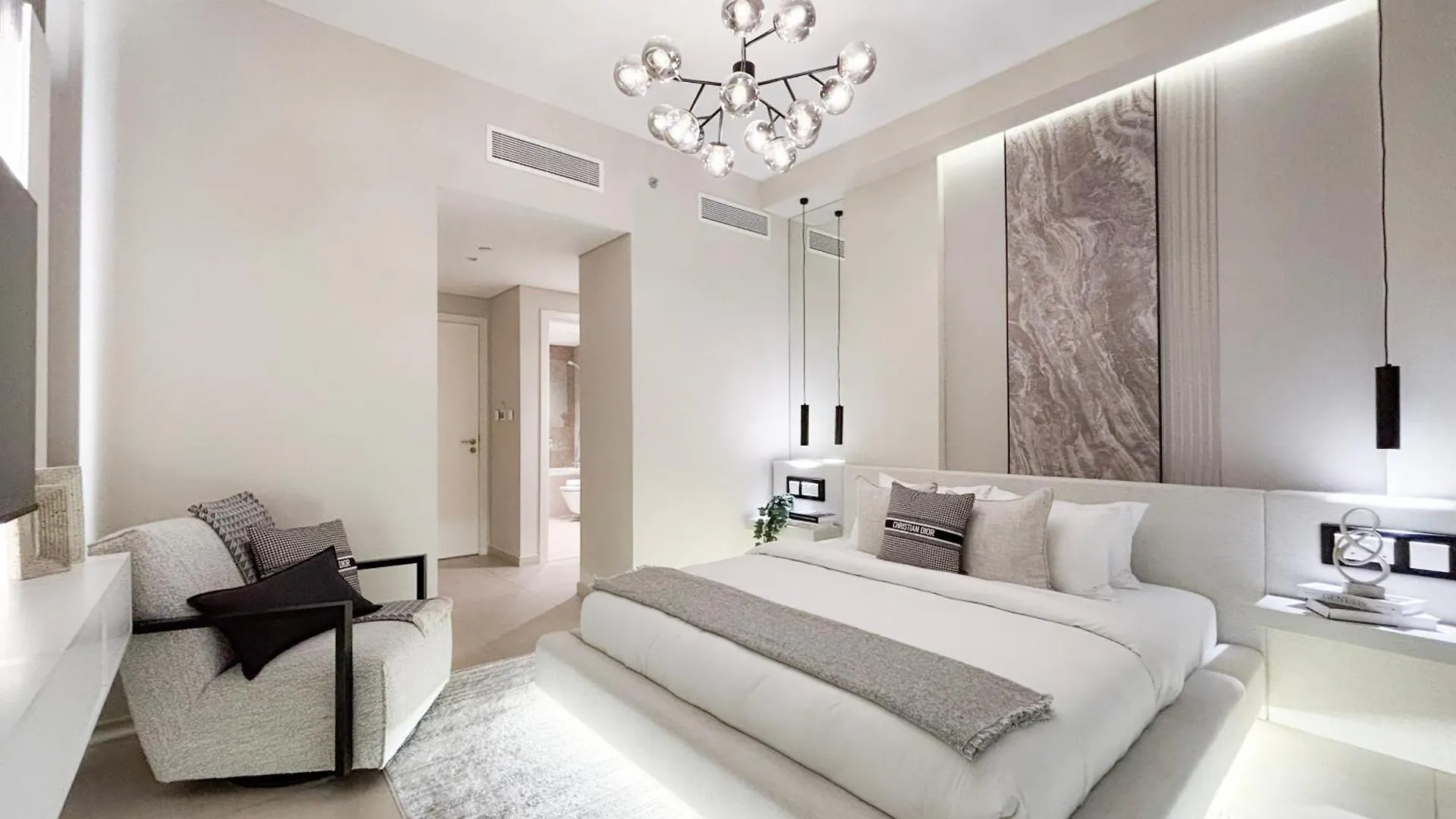 Elite 4Br Luxury Apartment, Burj Khalifa View, Opposite Dubai Mall, Infinity Pool, Mini Golf, Ps5