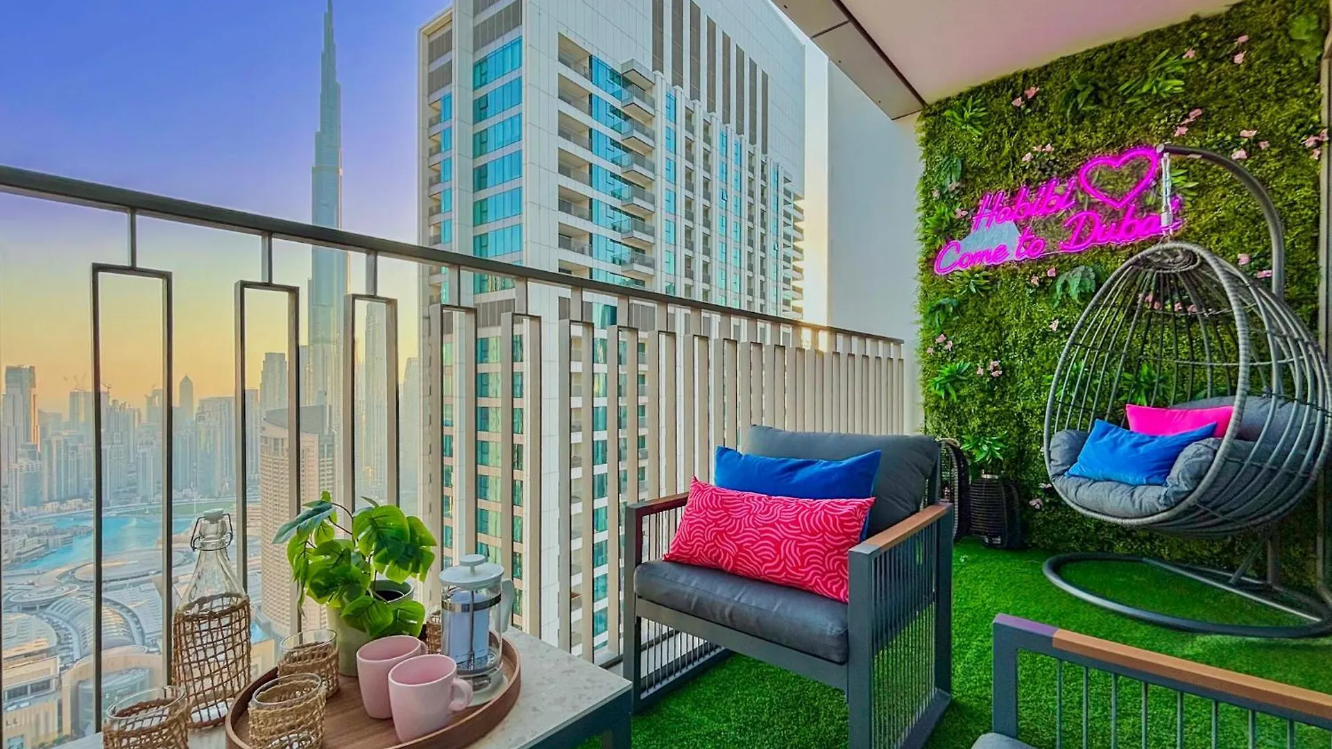 Elite 4Br Luxury Apartment, Burj Khalifa View, Opposite Dubai Mall, Infinity Pool, Mini Golf, Ps5