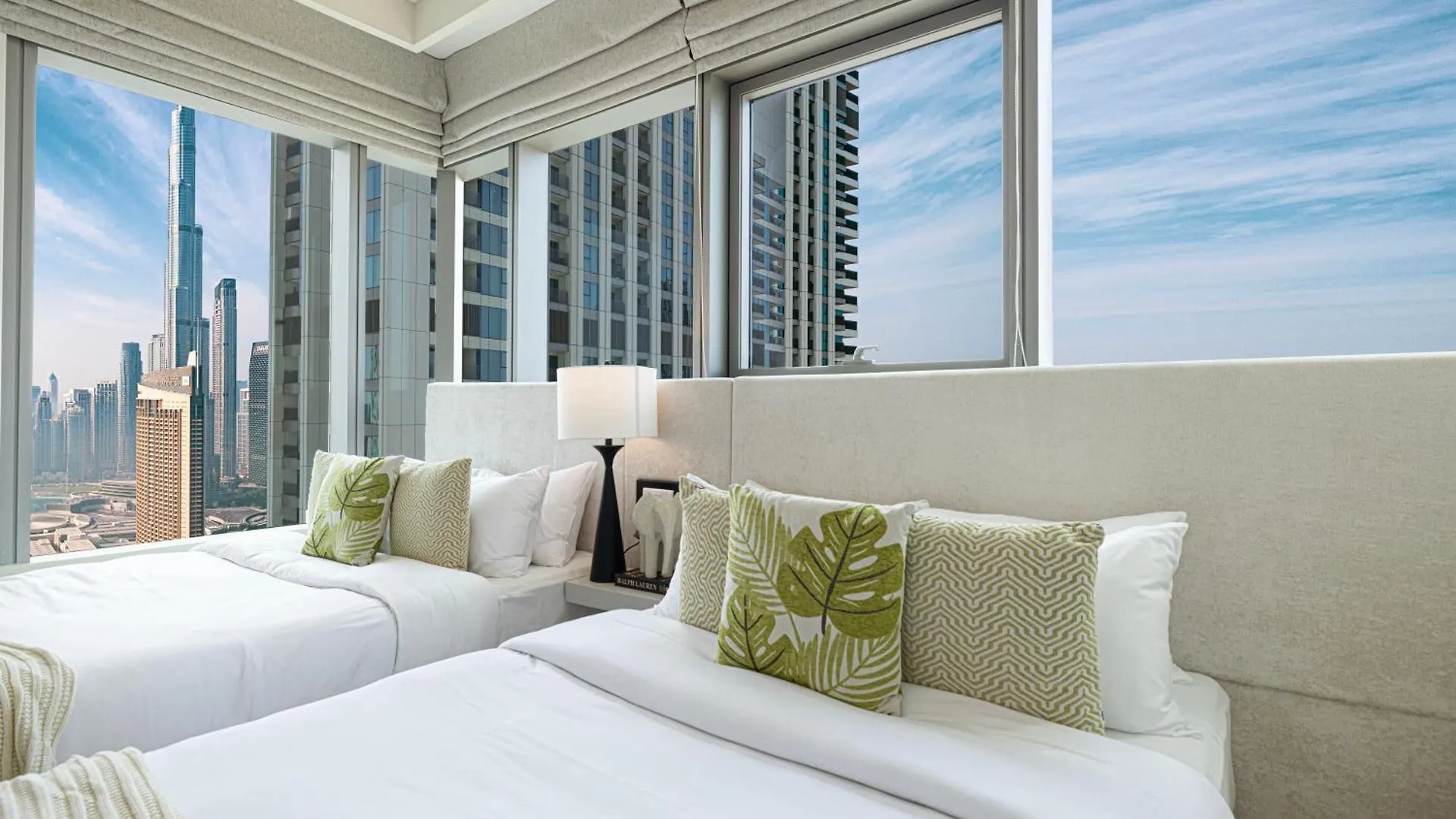 Elite 4Br Luxury Apartment, Burj Khalifa View, Opposite Dubai Mall, Infinity Pool, Mini Golf, Ps5 0*,